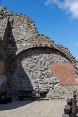 Kale Kral IV. Bela tarafından 13. yüzyılda, Tatarların işgalinden sonra, karısının çeyizinden inşa edildi.