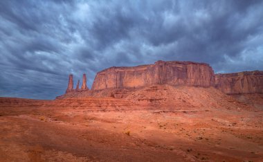 Arizona 'daki Anıt Vadisi' nde güzel bir dağ kayalığı manzarası. İpeksi bulutlu bir gökyüzüne karşı.