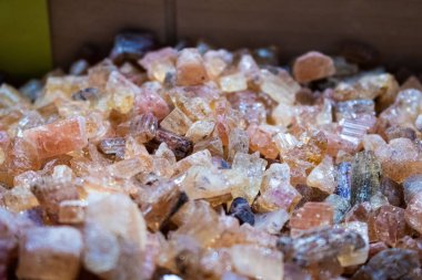 Kahverengi taş yığınına yakın çekim. Seçili odak.