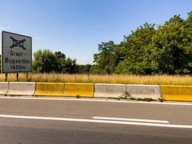 Belçika 'nın kırsal kesiminde araba penceresi manzarası