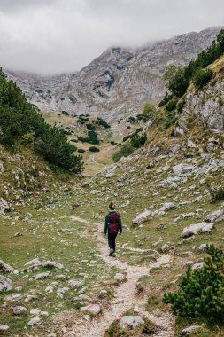 Karadağ 'ın güzel dağlarında gezen sırt çantalı genç bir gezgin.