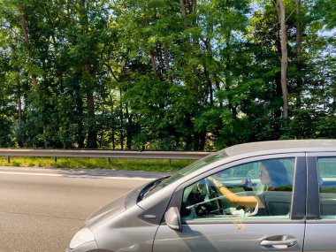 Belçika 'nın kırsal kesiminde araba penceresi manzarası