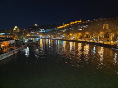 Gece Mtkvari Nehri ve Narikala Kalesi manzarası. Tiflis, Gürcistan.