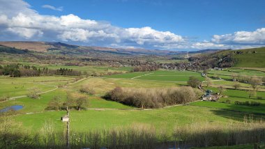 İngiltere 'de bir köydeki yemyeşil Umut Vadisi' nin güzel manzarası