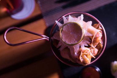 Çıtır Briouats 'lar masada metalik bir kase üzerinde