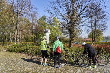Moj Sportowy Azyl tarafından Polonya 'da güneşli bir günde düzenlenen bisiklet gezisi için toplanan bir grup insan.