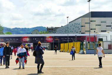 Eurovision Şarkı Yarışması logosu Torino 'daki gösterinin yeni sürümünün yapılacağı yerin önünde.