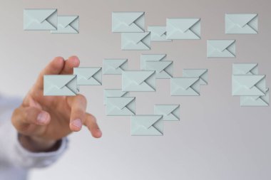 E- posta pazarlama kavramının 3 boyutlu sunucusunu sunan bir kişi