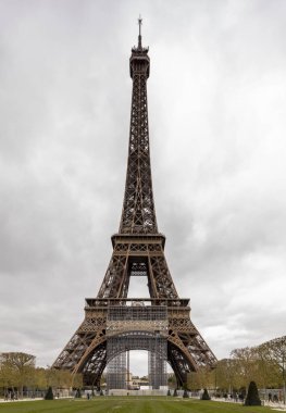 Paris, Fransa 'daki ünlü Eyfel Kulesi' nin dikey çekimi.