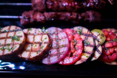 Bir tabak tavuk ve sığır barbeküsü yanında da bir bardak taze mojito.