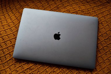 Gri Elma Macbook dizüstü bilgisayarının üst görüntüsü