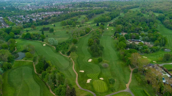 Luftaufnahme Von Grünen Golfplätzen Mit Häusern Hintergrund — Stockfoto