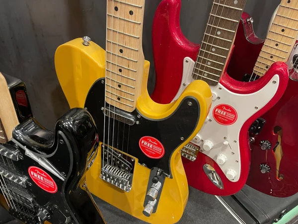 Augusta Usa Guitar Center Einzelhandelsgeschäft Gelbe Und Rote Rockgitarren — Stockfoto