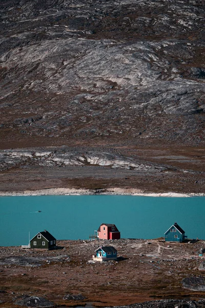 Маленькие Домики Берегу Реки Высокой Скалистой Горой Айсберге — стоковое фото