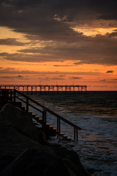 Vertical Stairs Rocky Beach Blue Sea Waves Sunset Carolina Beach — Zdjęcie stockowe