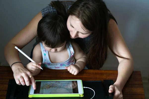 Una Donna Vicino Con Sua Figlia Che Crea Disegno Digitale — Foto Stock