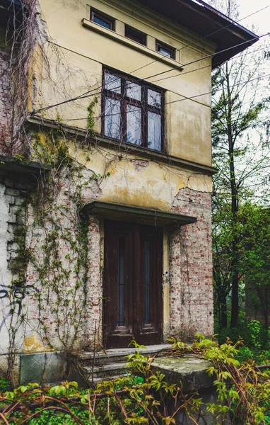 Plan Vertical Une Vieille Maison Avec Une Belle Porte Vintage — Photo