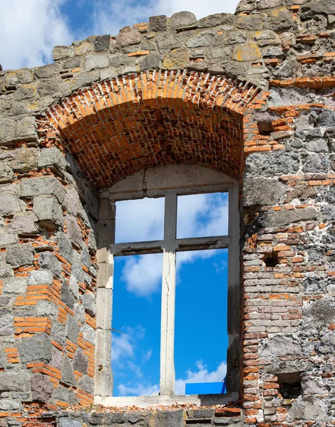 Kale Kral IV. Bela tarafından 13. yüzyılda, Tatarların işgalinden sonra, karısının çeyizinden inşa edildi.