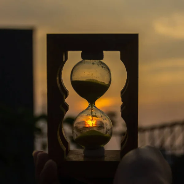 夕暮れ時の砂時計のシルエット — ストック写真