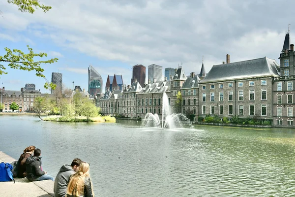Amantes Olhando Para Binnenhof Palace Haia Den Haag Holanda Prédios — Fotografia de Stock