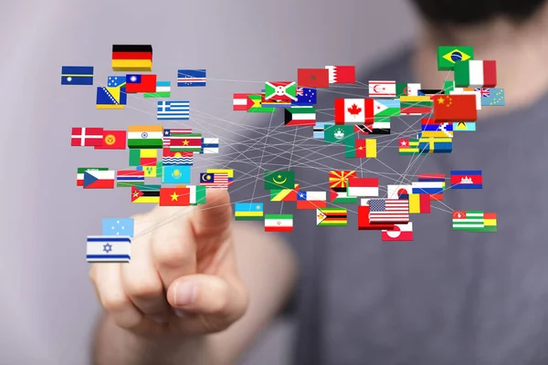 Une Personne Présentant Une Projection Virtuelle Différents Drapeaux Pays — Photo