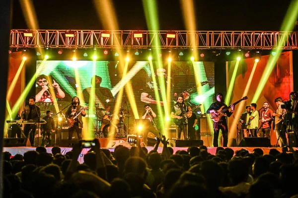 一支名为Warfaze的孟加拉乐队的特写 在五彩缤纷的舞台上表演 — 图库照片