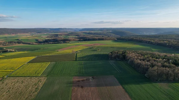 德国巴伐利亚阳光明媚的天气 鸟瞰农田与青山的对比 — 图库照片