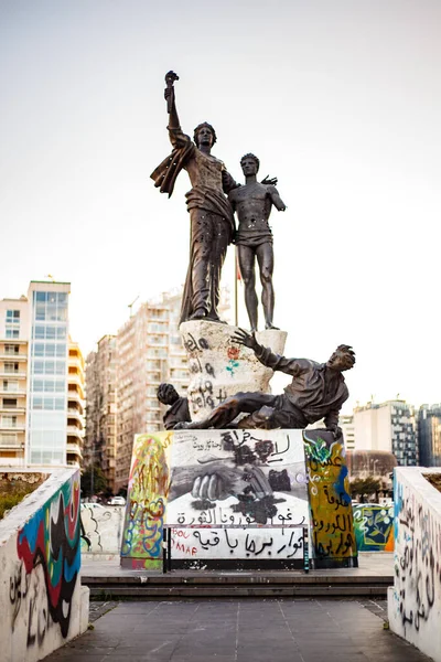 Pionowe Ujęcie Placu Męczennika Rewolucyjnymi Hasłami Napisanymi Arabsku Bejrucie Liban — Zdjęcie stockowe