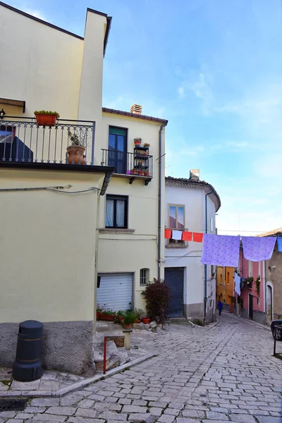 İtalya 'nın Molise bölgesinde, Campobasso' da küçük bir caddenin dikey görüntüsü.