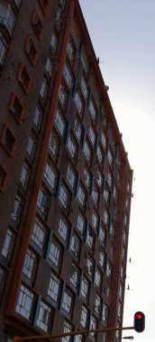 Durban 'da trafik ışığı altında binanın ön cephesinin düşük açılı görüntüsü