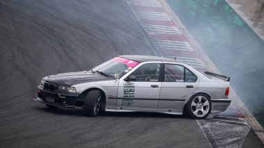 Gri Bmw E36 Navarra pistinde sürükleniyor