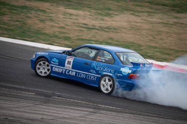 Mavi Bmw E36 Navarra pistinde sürükleniyor