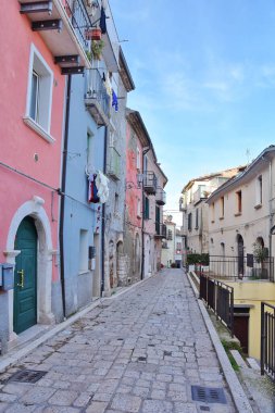 İtalya 'nın Molise bölgesindeki renkli binalarla Campobasso' da küçük bir caddenin dikey görüntüsü.