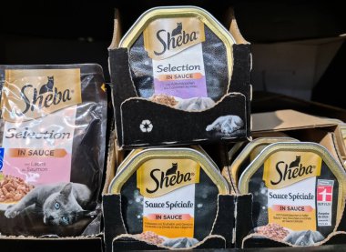 Sheba markasının soylu kedi mamalarından oluşan paketlerin yakın plan çekimi süpermarket rafında.