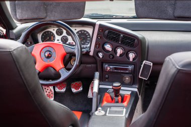 Mitsubishi tutulmasının iç kısmı. Renkler kırmızı ve gri..