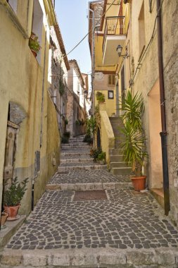 İtalya 'nın Lazio bölgesinde, kırsal bir köy olan Giuliano di Roma' nın eski evlerinin olduğu rahat bir sokak.