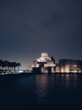 İslam Sanatları Müzesi (MIA) gece, Katar 'ın Doha kentinde