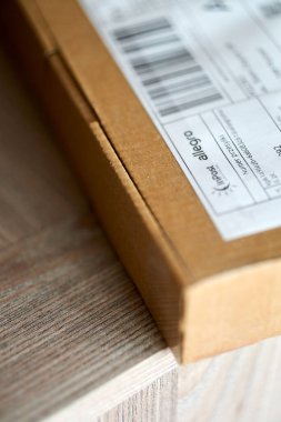 Masadaki Allegro ve Inpost paketini kapat.