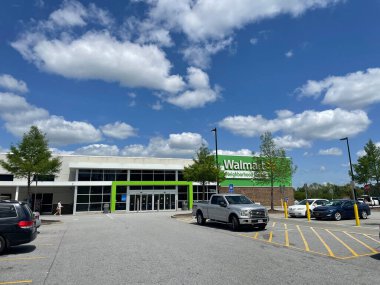 Grovetown, Ga USA - 04 29 22: Walmart market binası otoparktan geçiyor
