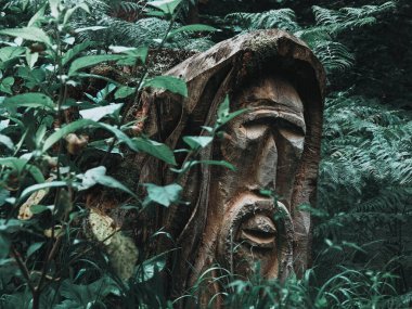 Bir ağaç işçisi tarafından oyulmuş bir heykel.