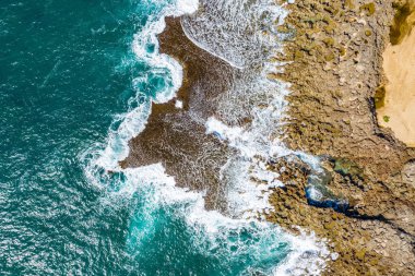 Hawaii, Oahu kıyısındaki masmavi suyun havadan görünüşü.