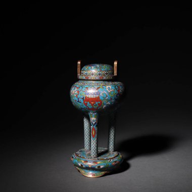 Çin 'deki eski bir kavanoza yakın çekim, karanlık bir arka planda izole edilmiş.