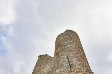 Monreal 'deki Lowenburg harabelerinin alçak açılı bir görüntüsü.