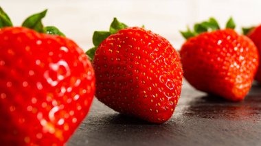 Taze sulu çileklerden seçici bir shot.