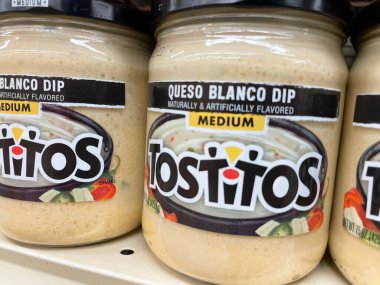 Grovetown, Ga USA - 05 03 22: Perakende satış mağazası sosu Tostitos Medium