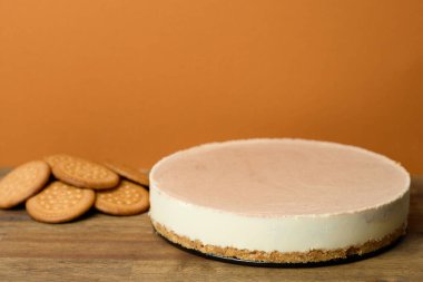 Kahverengi arka planı olan bir masada lezzetli bir kekin yakın çekimi.