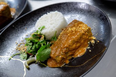 Bitkiler ve köri ile kaplayın.