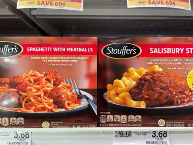 Grovetown, Ga USA - 05 04 22: Perakende satış mağazası Stouffer 'ların akşam yemeği ve fiyat etiketi