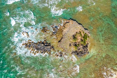 Hawaii, Oahu kıyısındaki masmavi suyun havadan görünüşü.