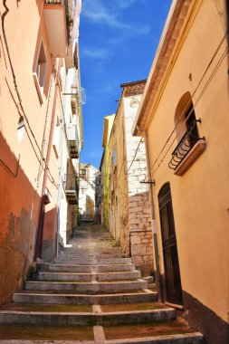 İtalya, Campobasso 'daki eski konut binalarının arasında dar bir merdivenin dikey görüntüsü.
